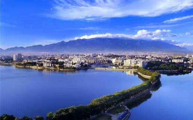 夜幕古城墙下，演员演绎江西故事